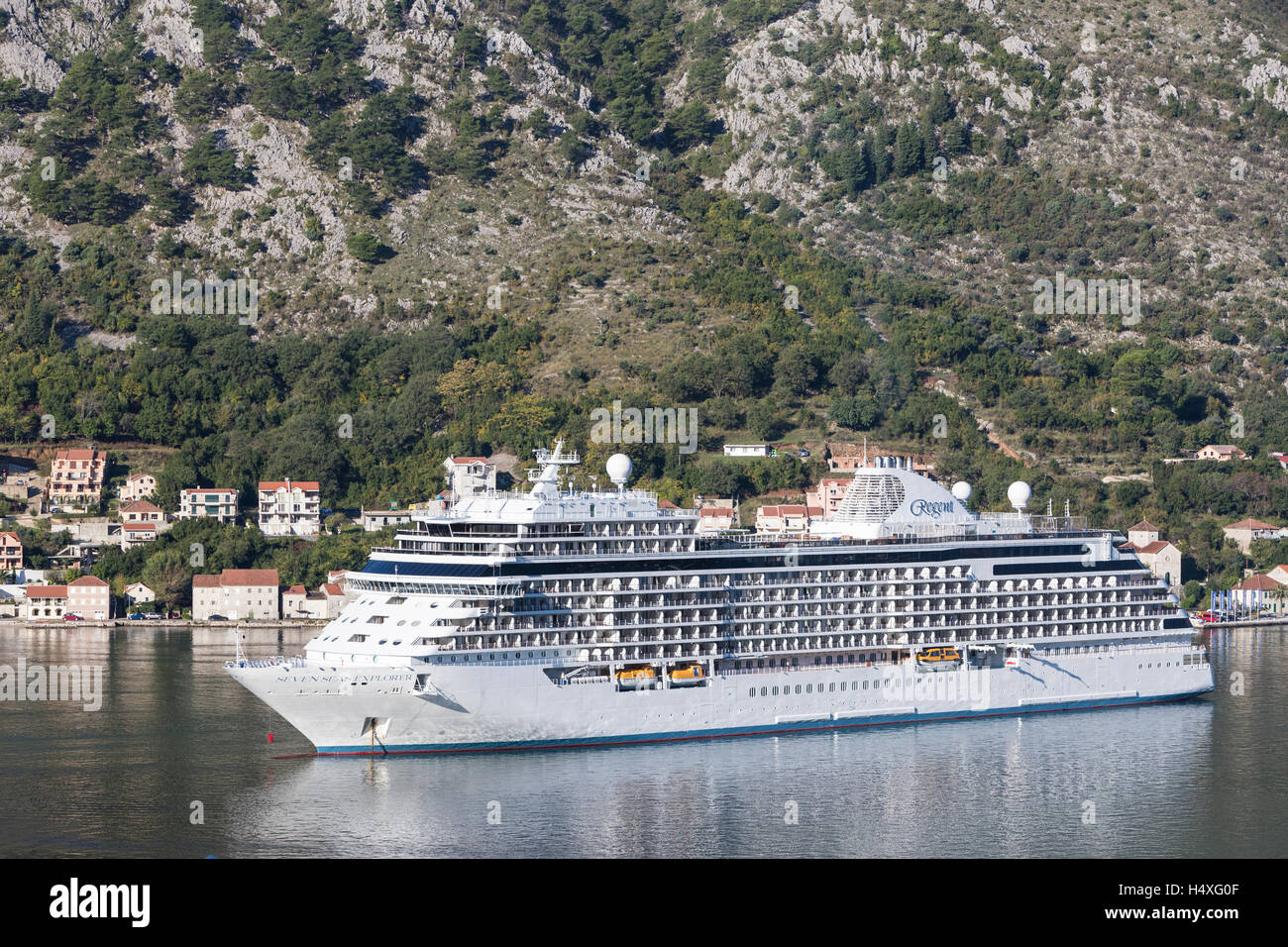 La più lussuosa nave da crociera nel mondo, Regent's Seven Seas Explorer posti barca nella Baia di Kotor Foto Stock