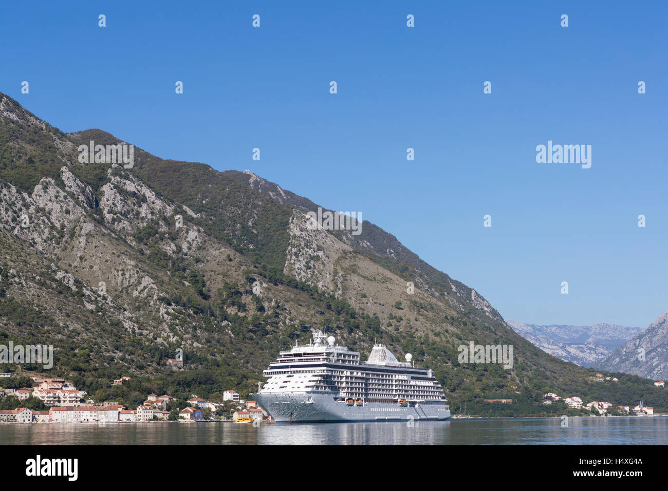 La più lussuosa nave da crociera nel mondo, Regent's Seven Seas Explorer posti barca nella Baia di Kotor Foto Stock