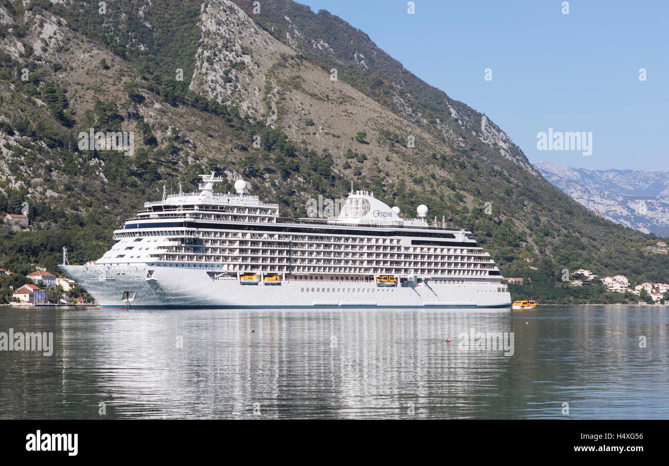 La più lussuosa nave da crociera nel mondo, Regent's Seven Seas Explorer posti barca nella Baia di Kotor Foto Stock