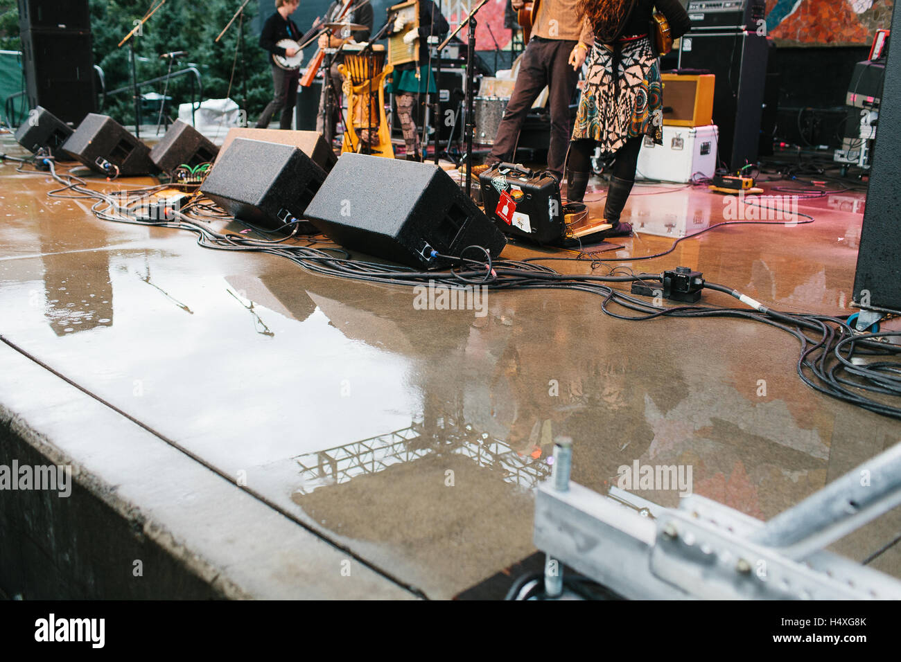 Pioggia inondazione in Bumbershoot Festival il 5 settembre 2015 a Seattle, Washington. Foto Stock