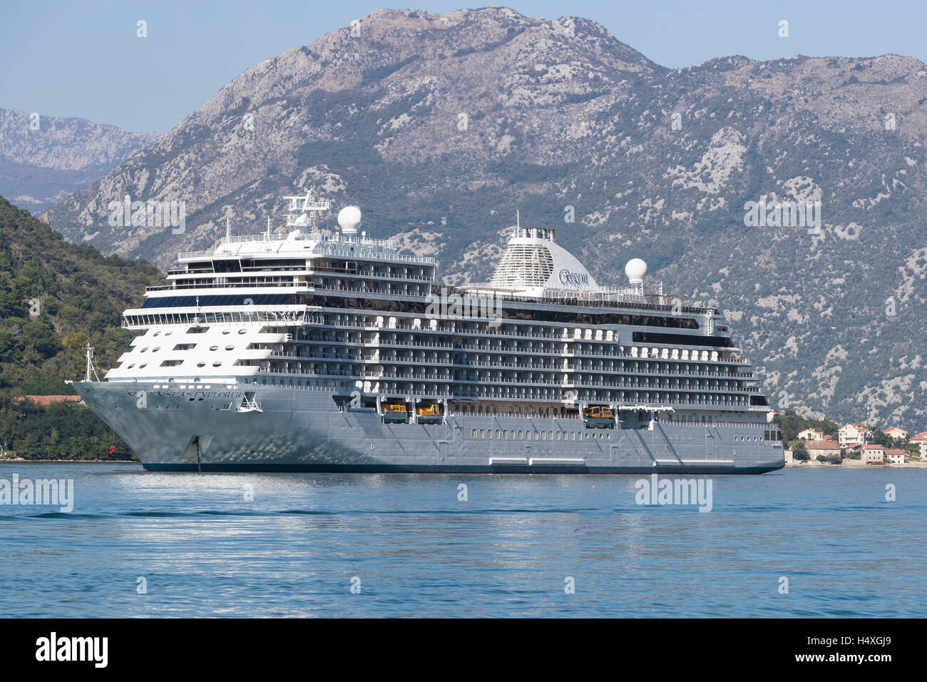 La più lussuosa nave da crociera nel mondo, Regent's Seven Seas Explorer posti barca nella Baia di Kotor Foto Stock