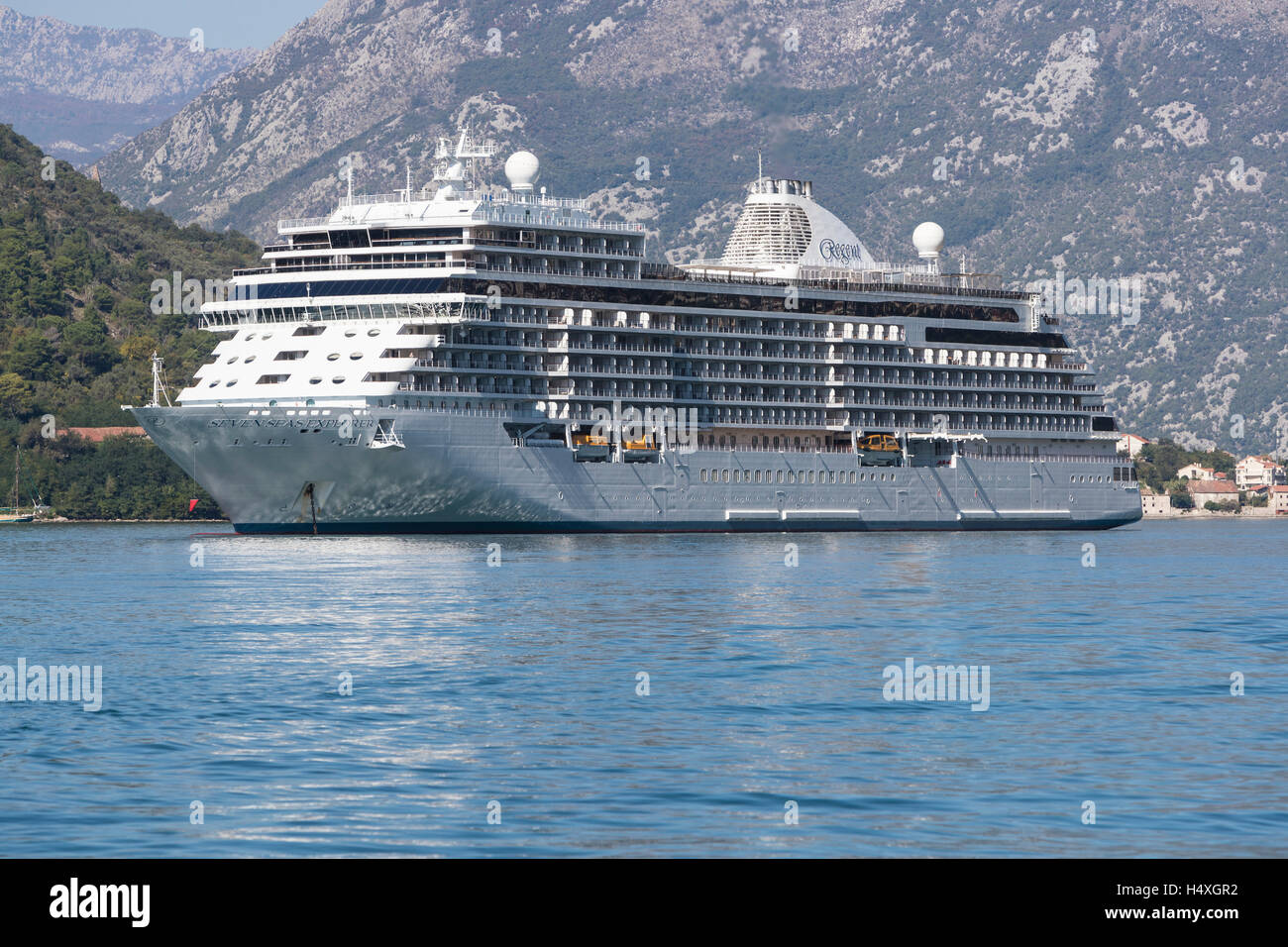 La più lussuosa nave da crociera nel mondo, Regent's Seven Seas Explorer posti barca nella Baia di Kotor Foto Stock