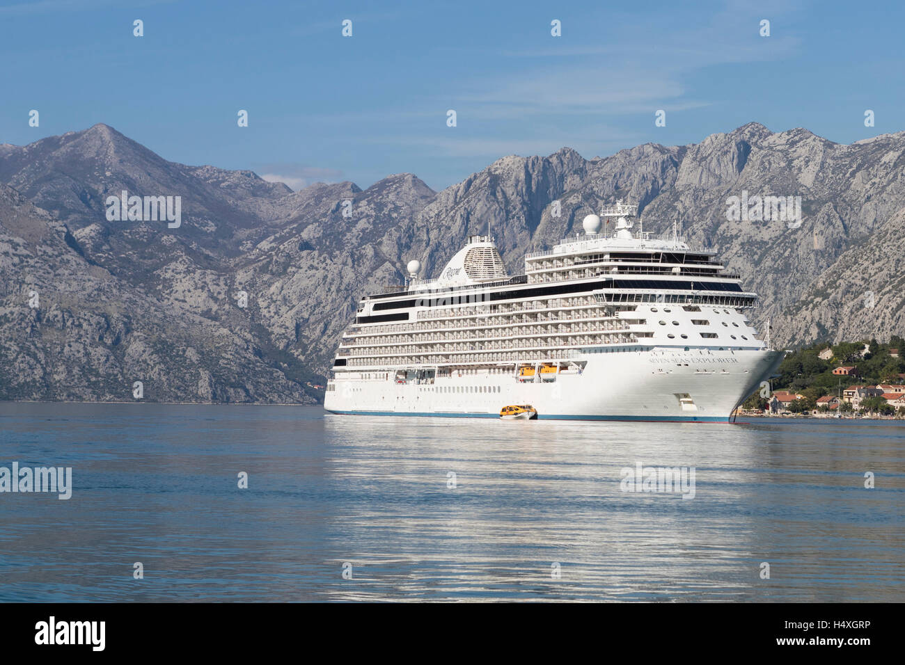 La più lussuosa nave da crociera nel mondo, Regent's Seven Seas Explorer posti barca nella Baia di Kotor Foto Stock