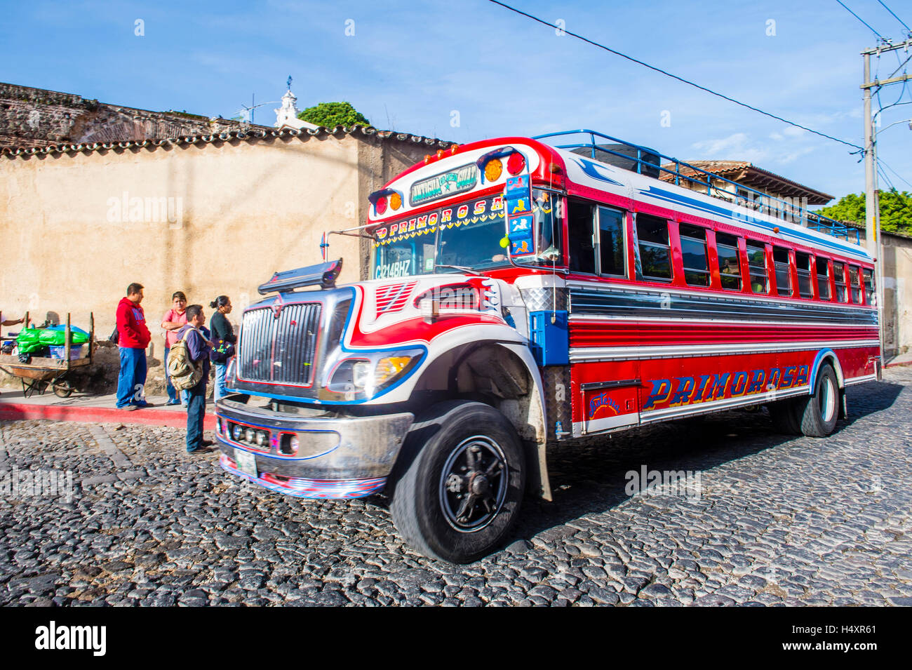 ANTIGUA GUATEMALA - 31 Luglio: un tipico guatemalteco Bus di pollo in Antigua, Guatemala il 31 luglio 2015. Bus di pollo è un nome f Foto Stock