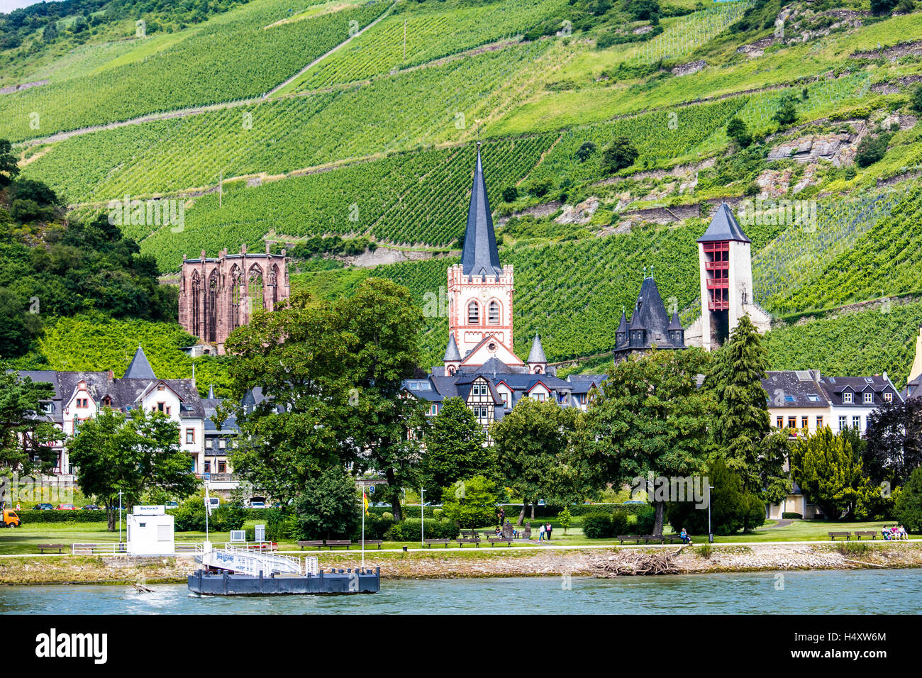 Romantica Gola del Reno e del villaggio chiesa, Germania, Europa Foto Stock