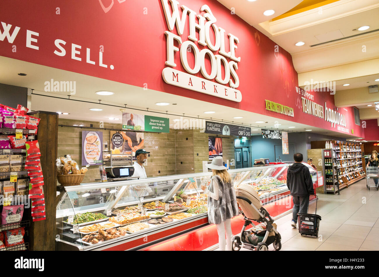 People shopping in Whole Foods Market in Kensington High Street, London, England, Regno Unito Foto Stock