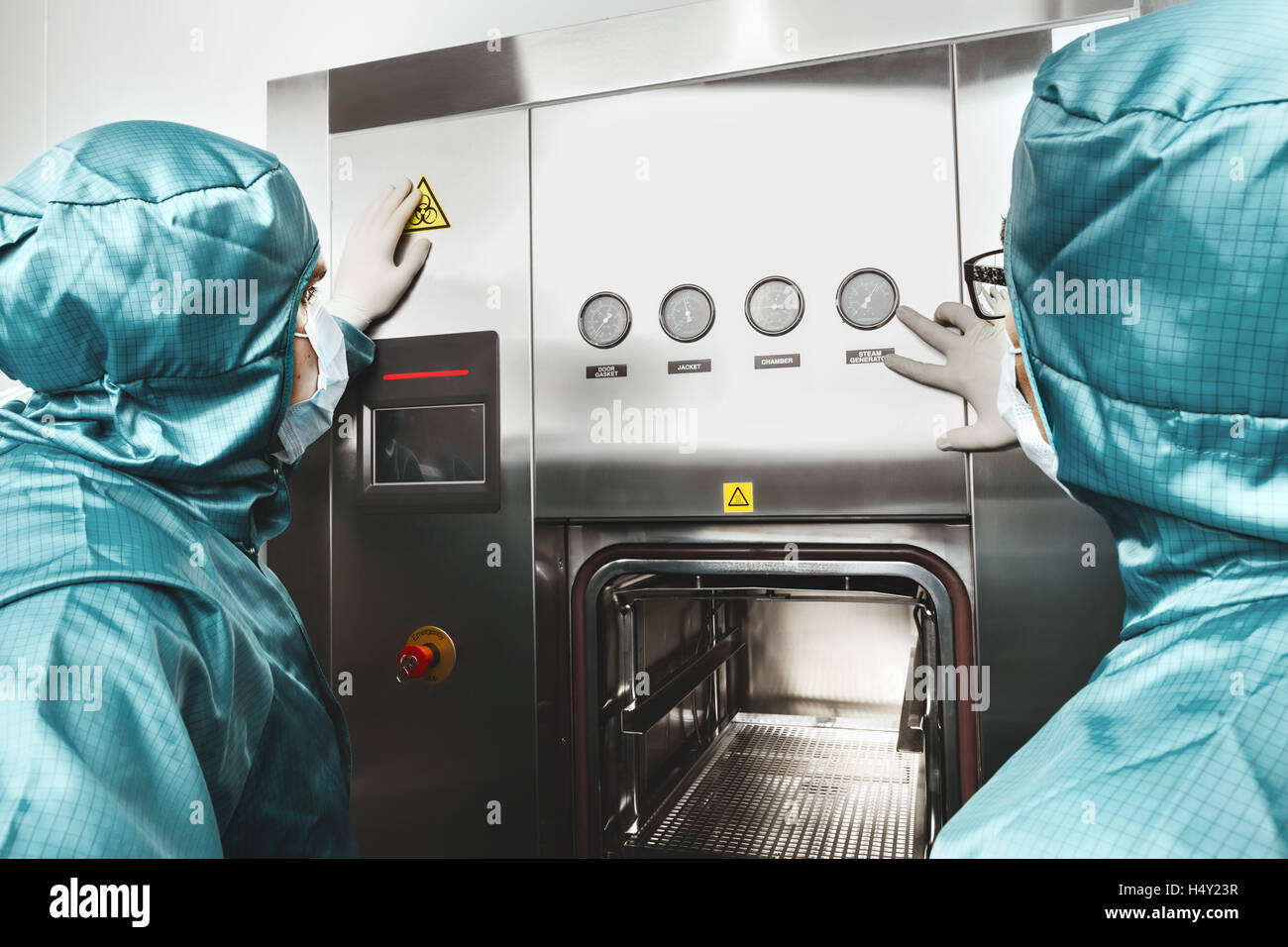 Due scienziati del laboratorio di lavoro cruscotto Foto Stock