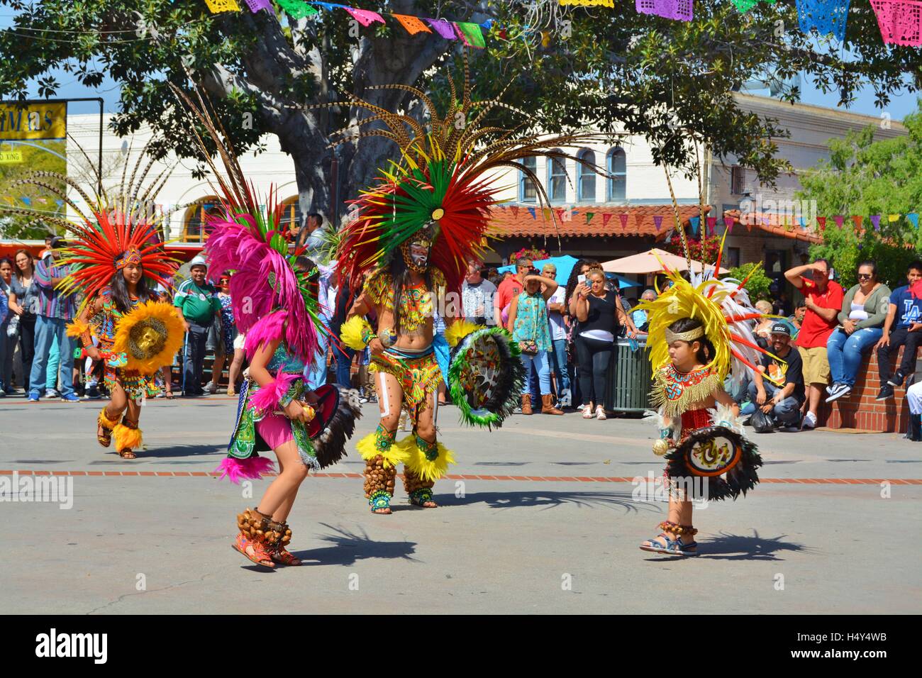 Native American ballerini, artisti interpreti o esecutori, di eseguire la benedizione degli animali',Olvera Street, Los Angeles, California, Stati Uniti d'America Foto Stock