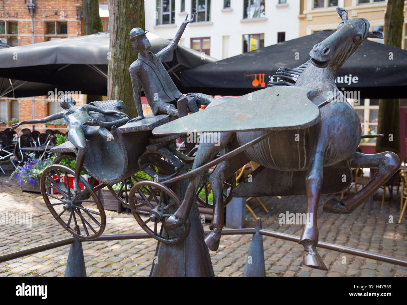 "Zeus, Leda, Prometeo e Pegasus visitare Bruges". La scultura in bronzo di artista belga Jef Claerhout. Foto Stock