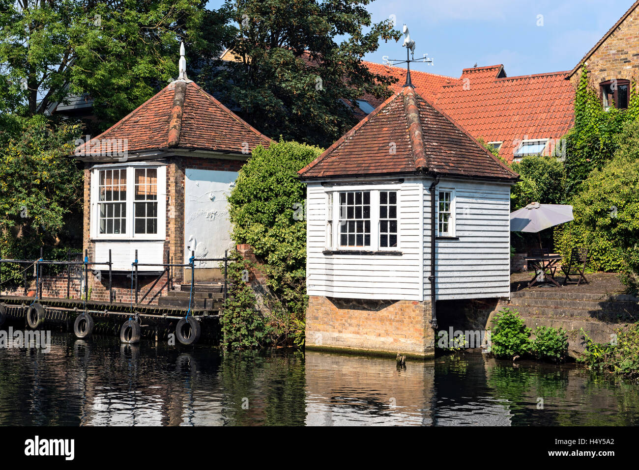 Gazebo affacciato sul fiume Lee, Ware Hertfordshire Foto Stock