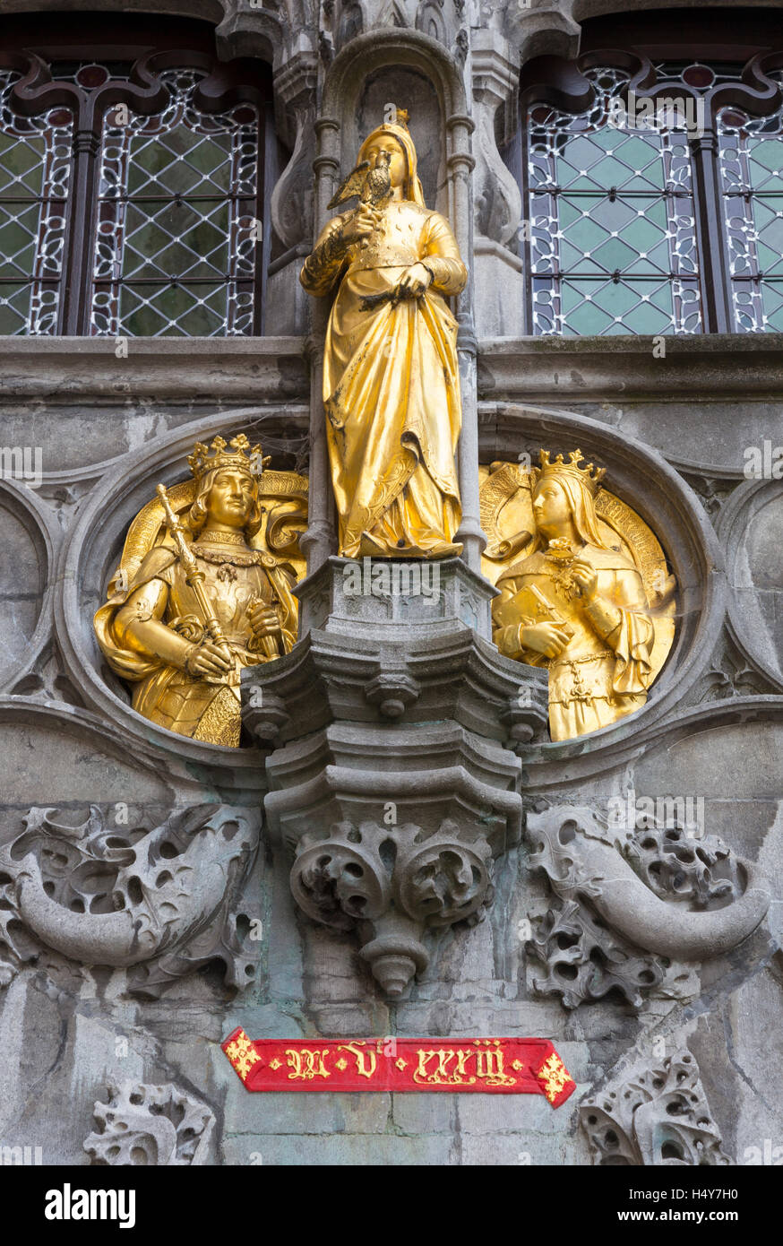 Statue dorate sulla facciata della Basilica del Sangue Sacro in Piazza Burg, Bruges Foto Stock