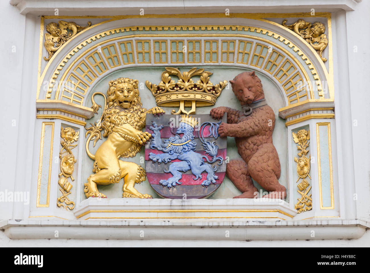 Lion e reca lo stemma presso il Palazzo di Giustizia, il Burg, Brugge, Belgio Foto Stock