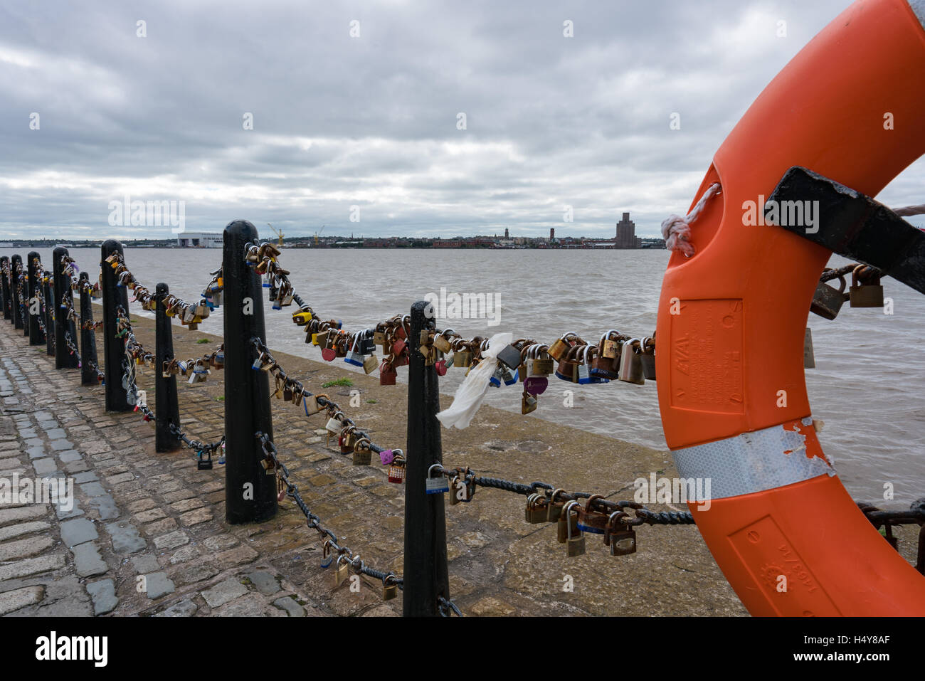 Amore si blocca lungo la recinzione sulle rive del Mersey vicino a Albert Dock Foto Stock