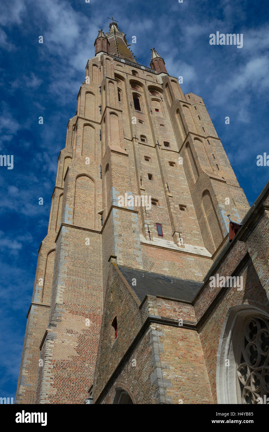 La torre della chiesa di Nostra Signora (Onze-Lieve-Vrouwekerk) in Bruges, Belgio Foto Stock