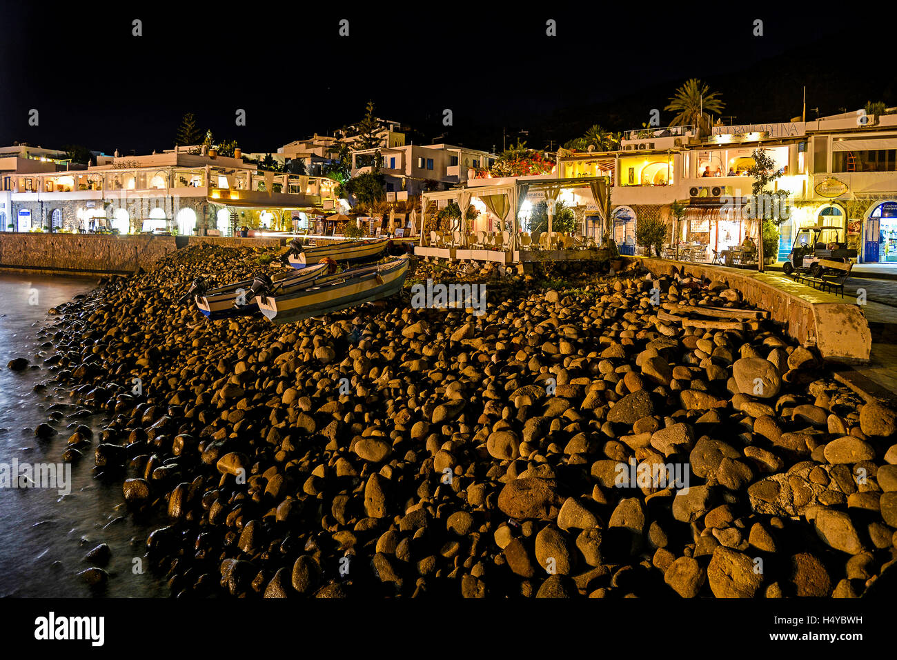 Italia Sicilia Isole Eolie Panarea vista notturna del porto di San Pietro Foto Stock