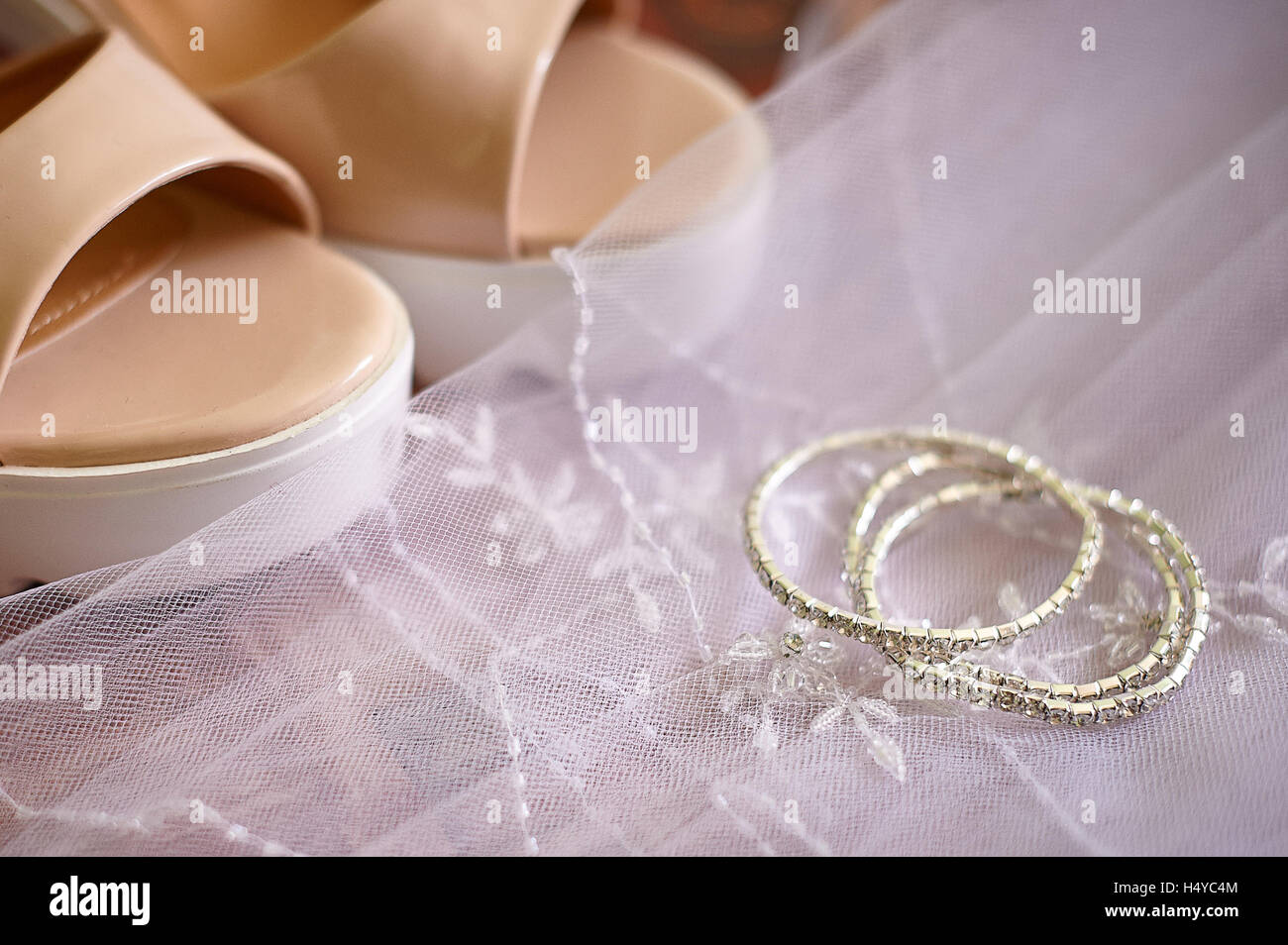 Sposa scarpe e accessori matrimonio sullo sfondo di un velo Foto Stock