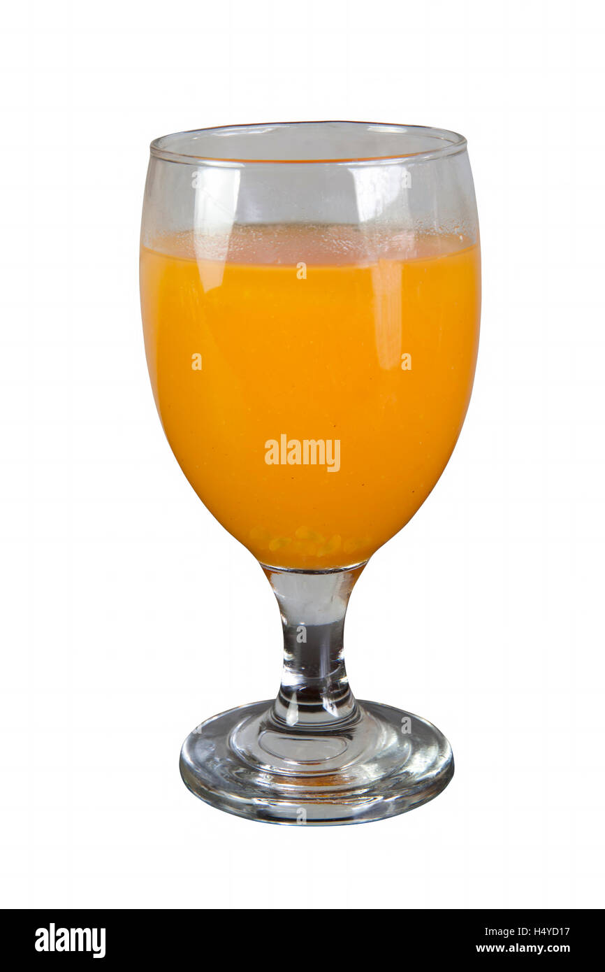 Succo di frutto della passione nel vetro della porta. Isolato su bianco con percorsi di lavoro Foto Stock