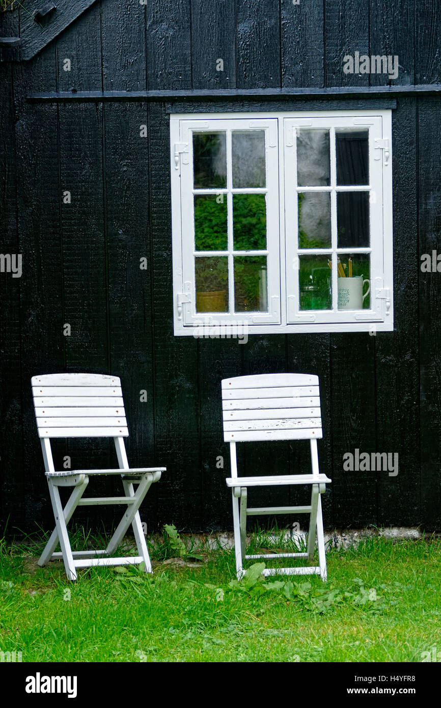 Casa e al di fuori di sedie, Torshavn, Streymoy, Isole Faerøer, Atlantico del Nord, Europa Foto Stock
