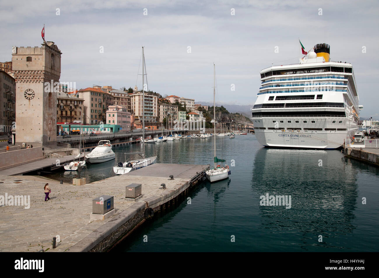 Torre fortezza, Torre Leon Pancaldo e la nave da crociera Costa Concordia nel porto, Savona, Riviera Ligure, Liguria, Italia Foto Stock