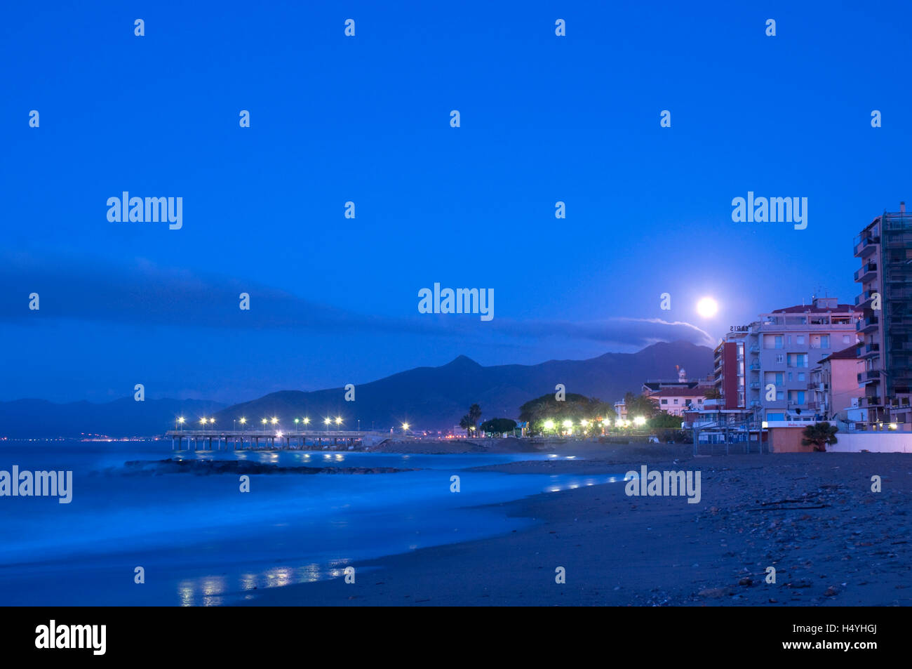 Luna su Pietra Ligure, blu ora, costa, Riviera, Liguria, Italia, Europa Foto Stock