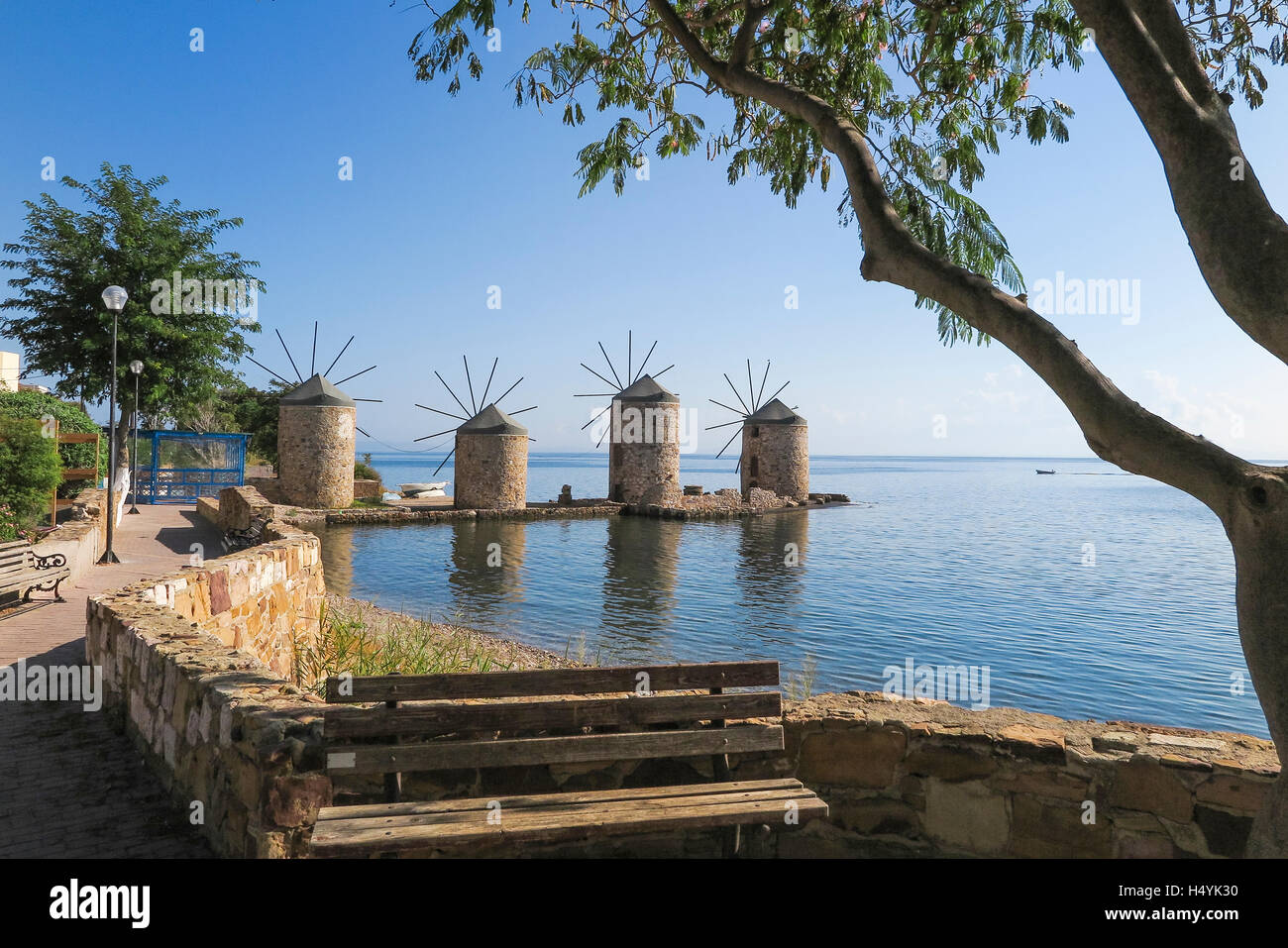 Vista panoramica di vecchi mulini vicino al porto Isola di Chios Grecia Foto Stock