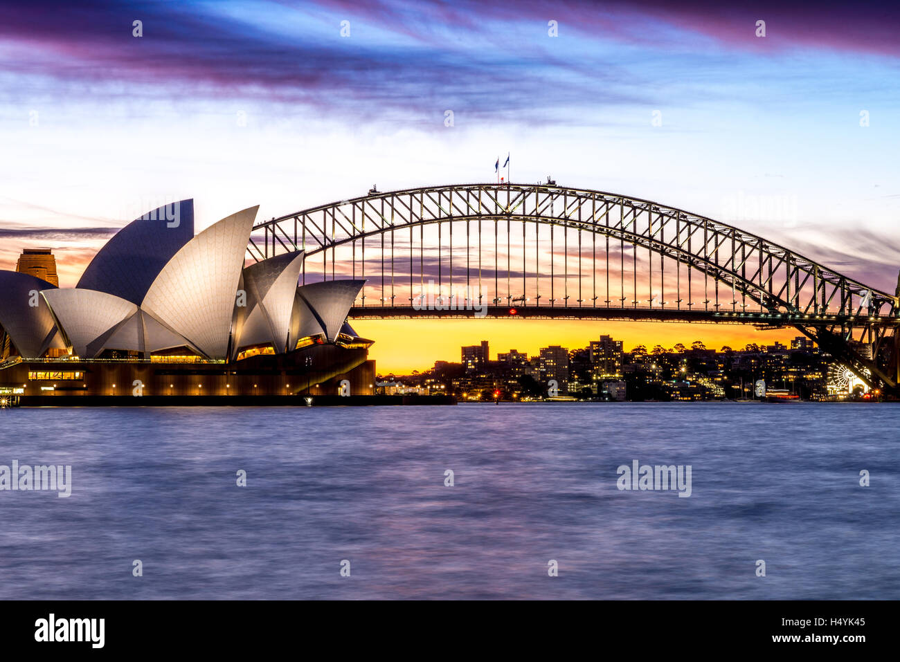 Sydney Opera House e il Sydney Harbour Bridge durante un glorioso tramonto Foto Stock