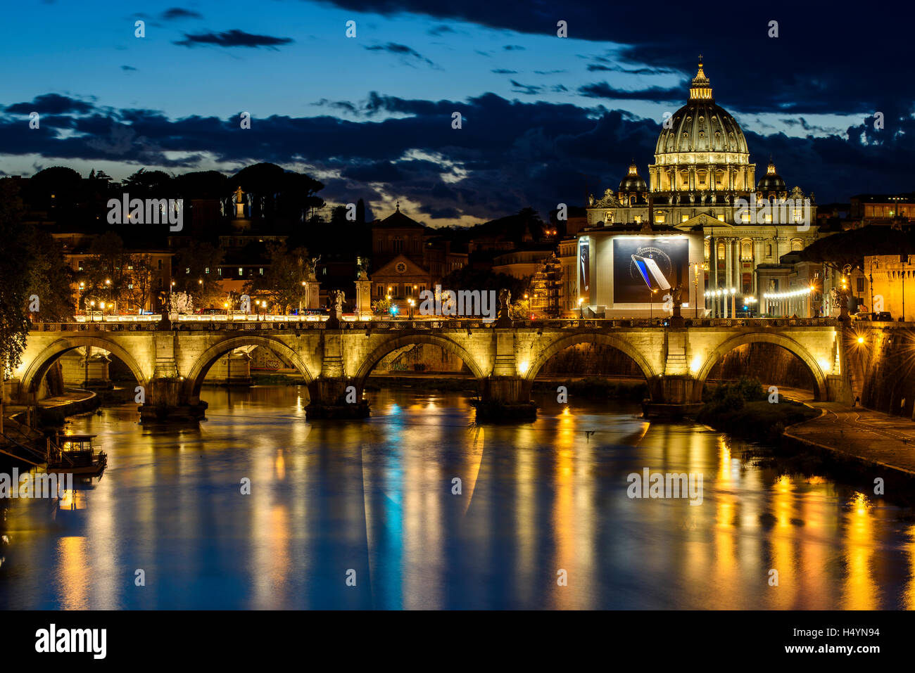 Twilight vista del fiume Tevere con la Basilica di San Pietro sullo sfondo, Roma, lazio, Italy Foto Stock