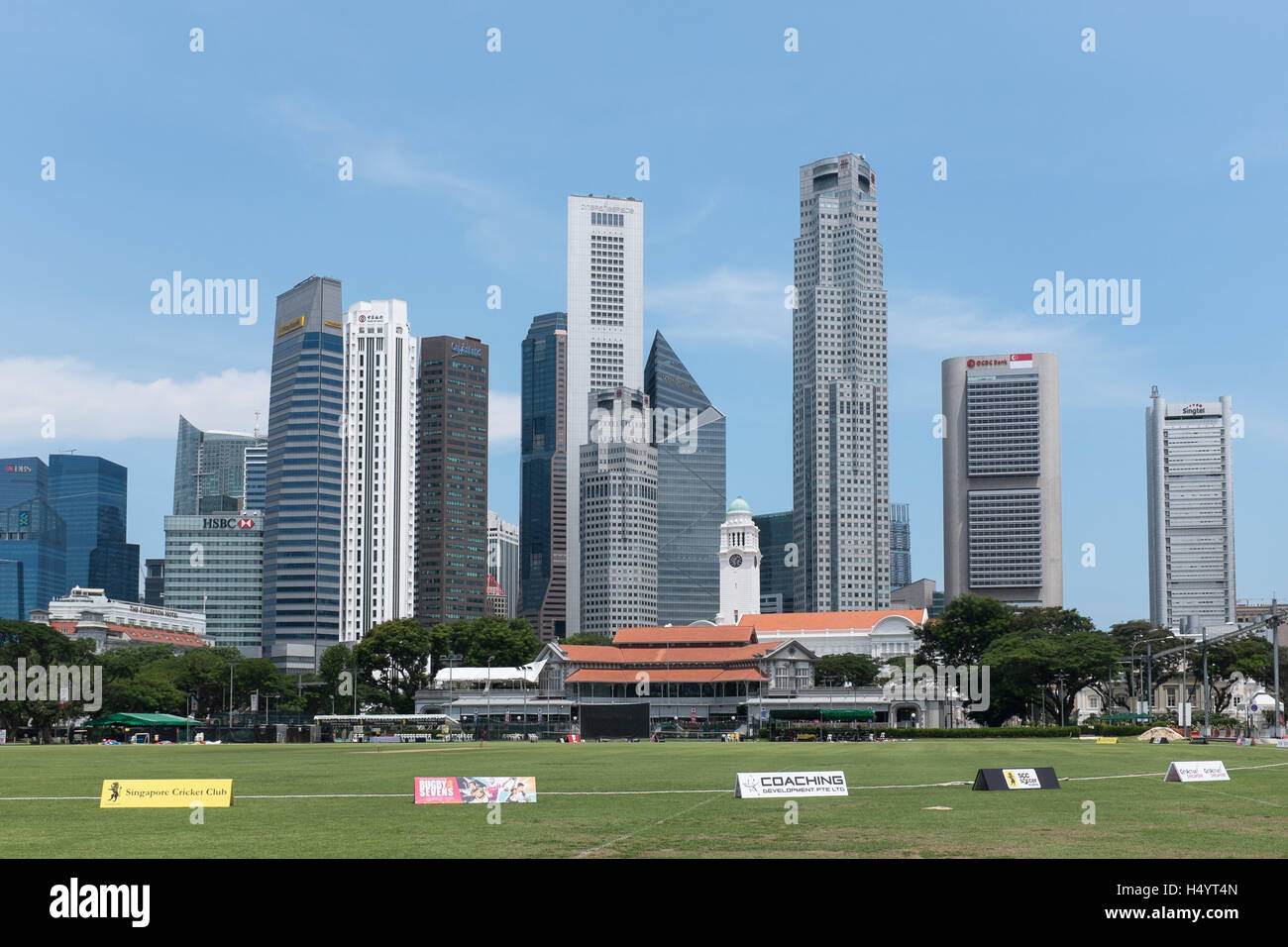 Singapore grattacieli dal quartiere centrale degli affari preso con la cronologia cricket ground e club in primo piano Foto Stock
