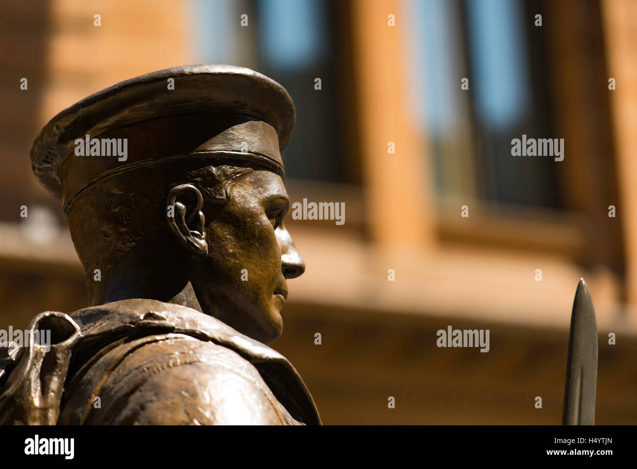 Statua in bronzo si eleva alto in Martin Place, Sydney come parte del cenotafio per commemorare la Seconda Guerra Mondiale 1 Foto Stock