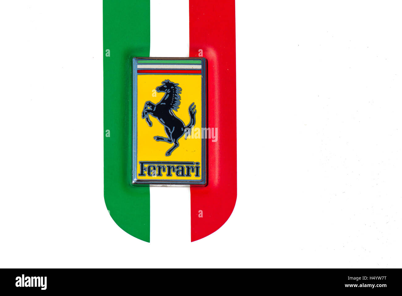 San Pellegrino Terme, Italia - 28 agosto 2016: dettaglio del simbolo con la bandiera italiana di una Ferrari auto sul display durante la fo Foto Stock
