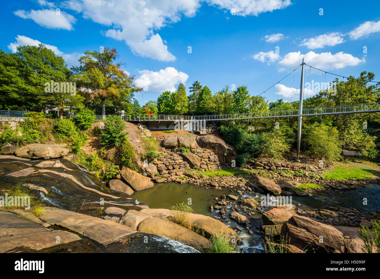 Ponte e cascata presso il Parco delle Cascate sul Reedy, in Greenville, nella Carolina del Sud. Foto Stock