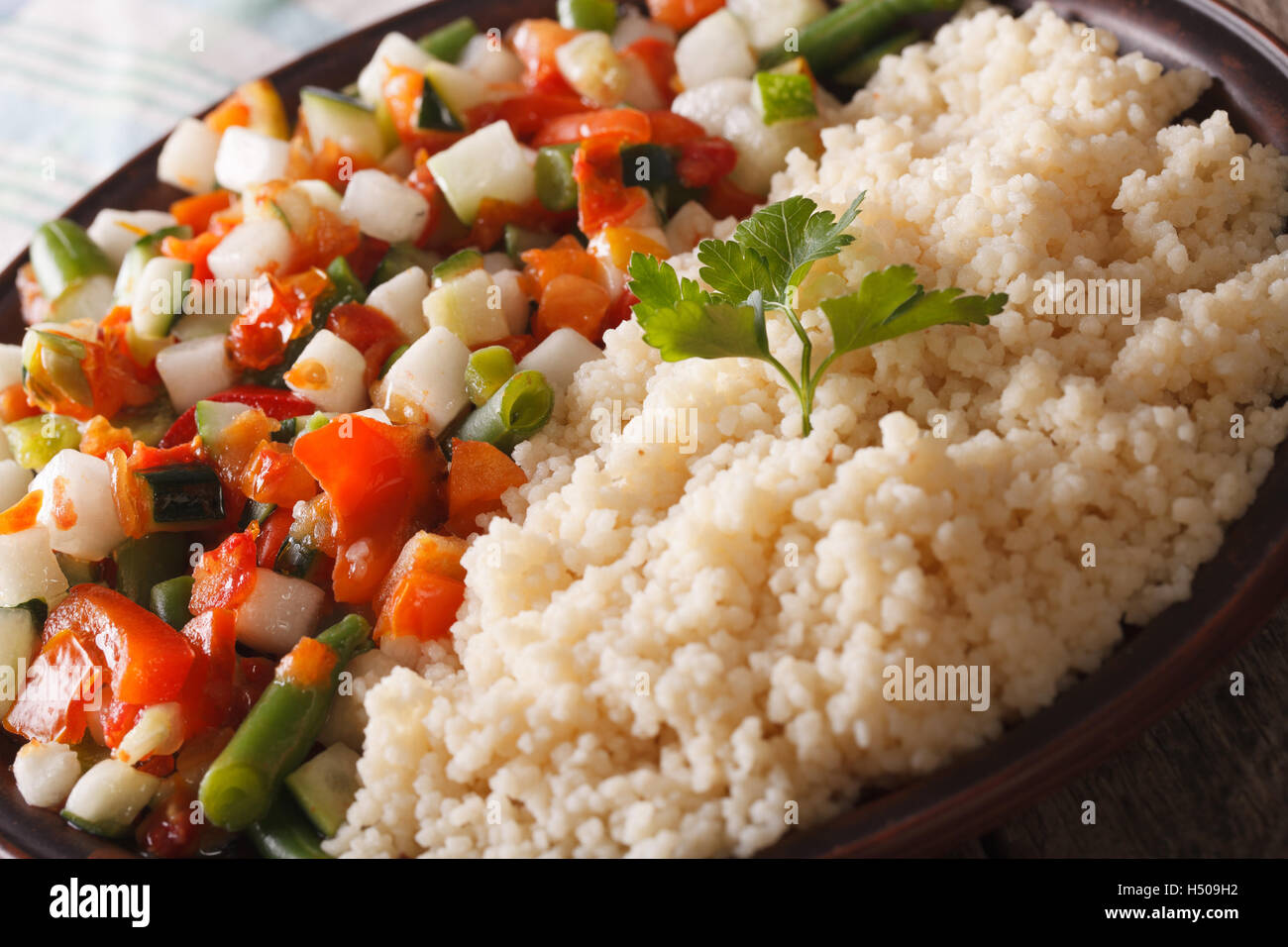 Cibo vegetariano couscous con insalata di verdure su una piastra macro. orizzontale Foto Stock