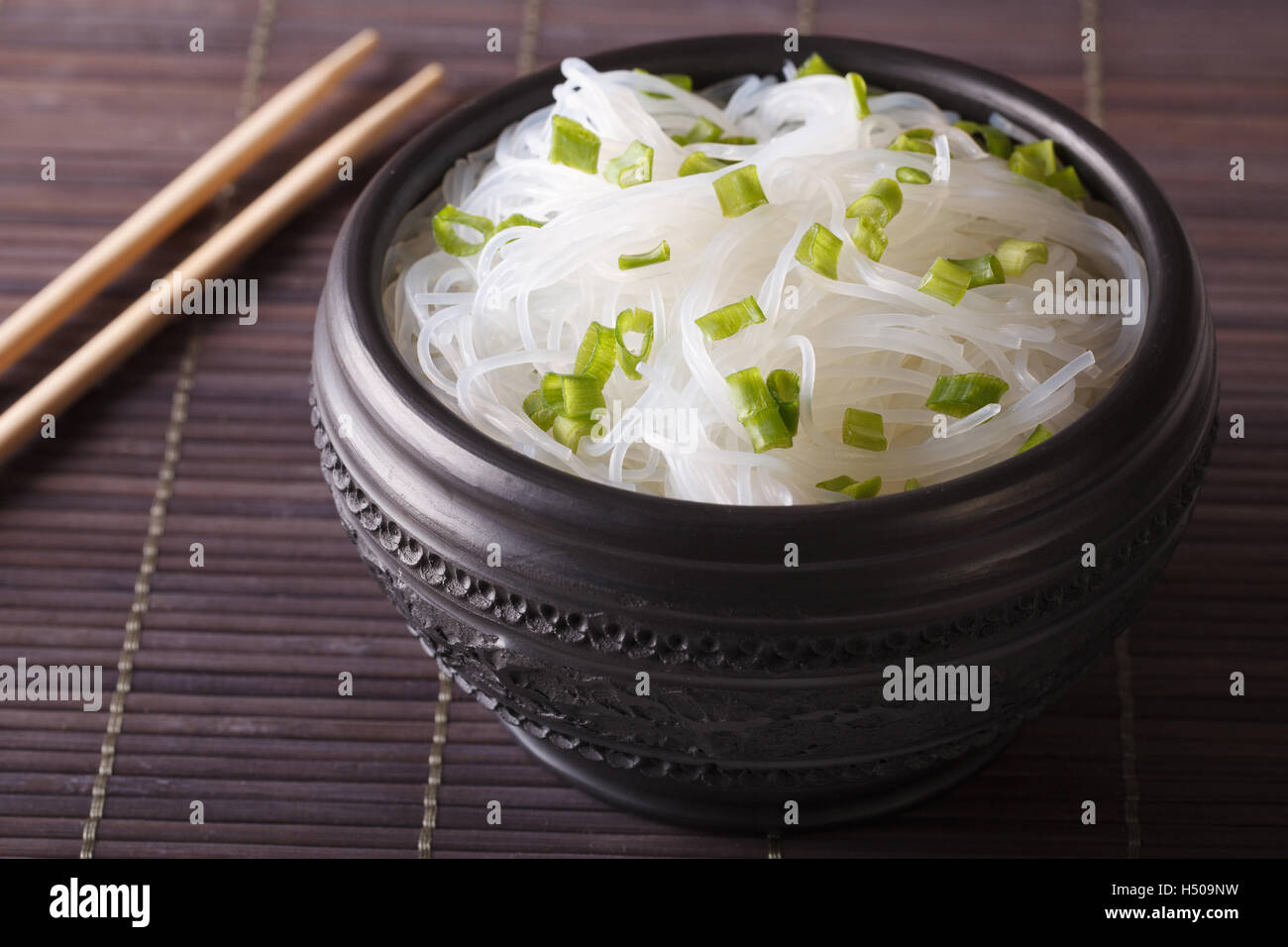 Cinese spaghetti di cellophane da vicino in una ciotola sul tavolo orizzontale. Foto Stock