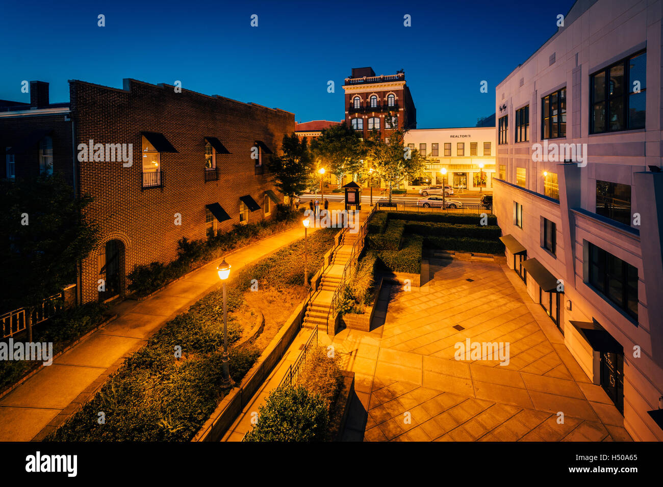 Vista sul parco e gli edifici di notte, nel centro cittadino di Rock Hill, Carolina del Sud. Foto Stock
