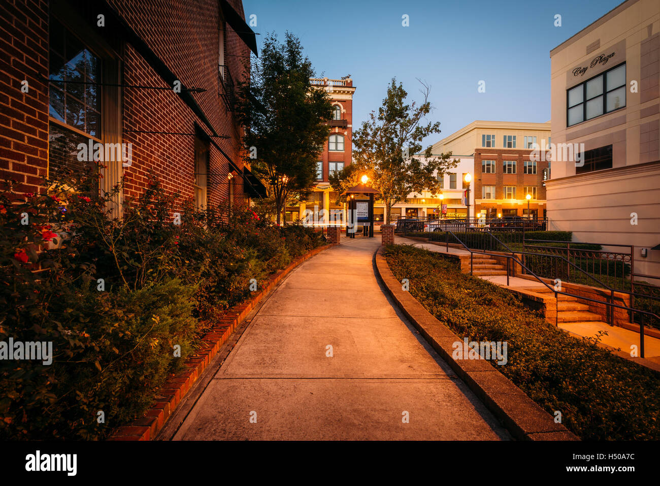 La passerella e gli edifici di notte nel centro cittadino di Rock Hill, Carolina del Sud. Foto Stock