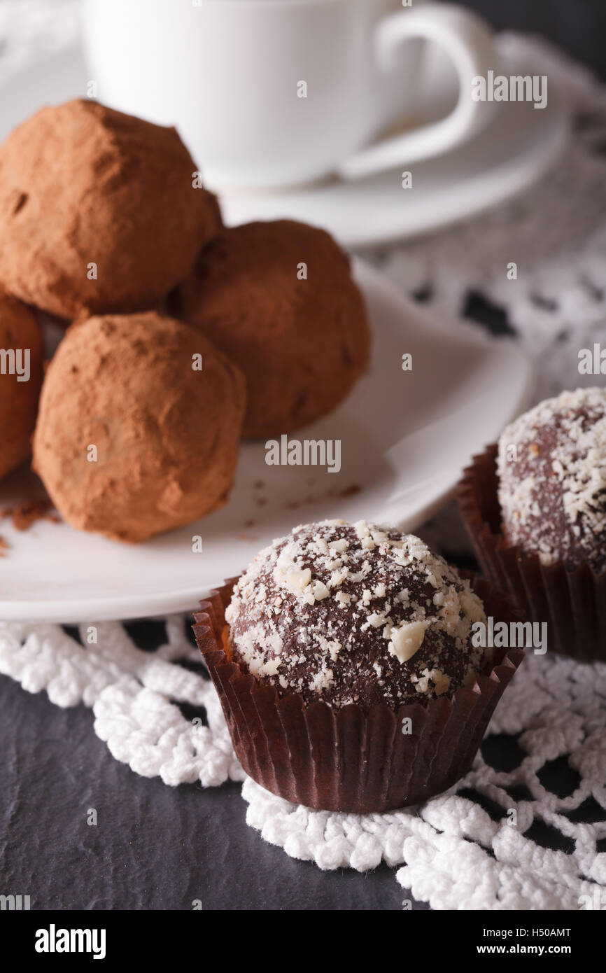 Francese tartufo al cioccolato dolci closeup su una tovaglia di pizzo verticale. Foto Stock