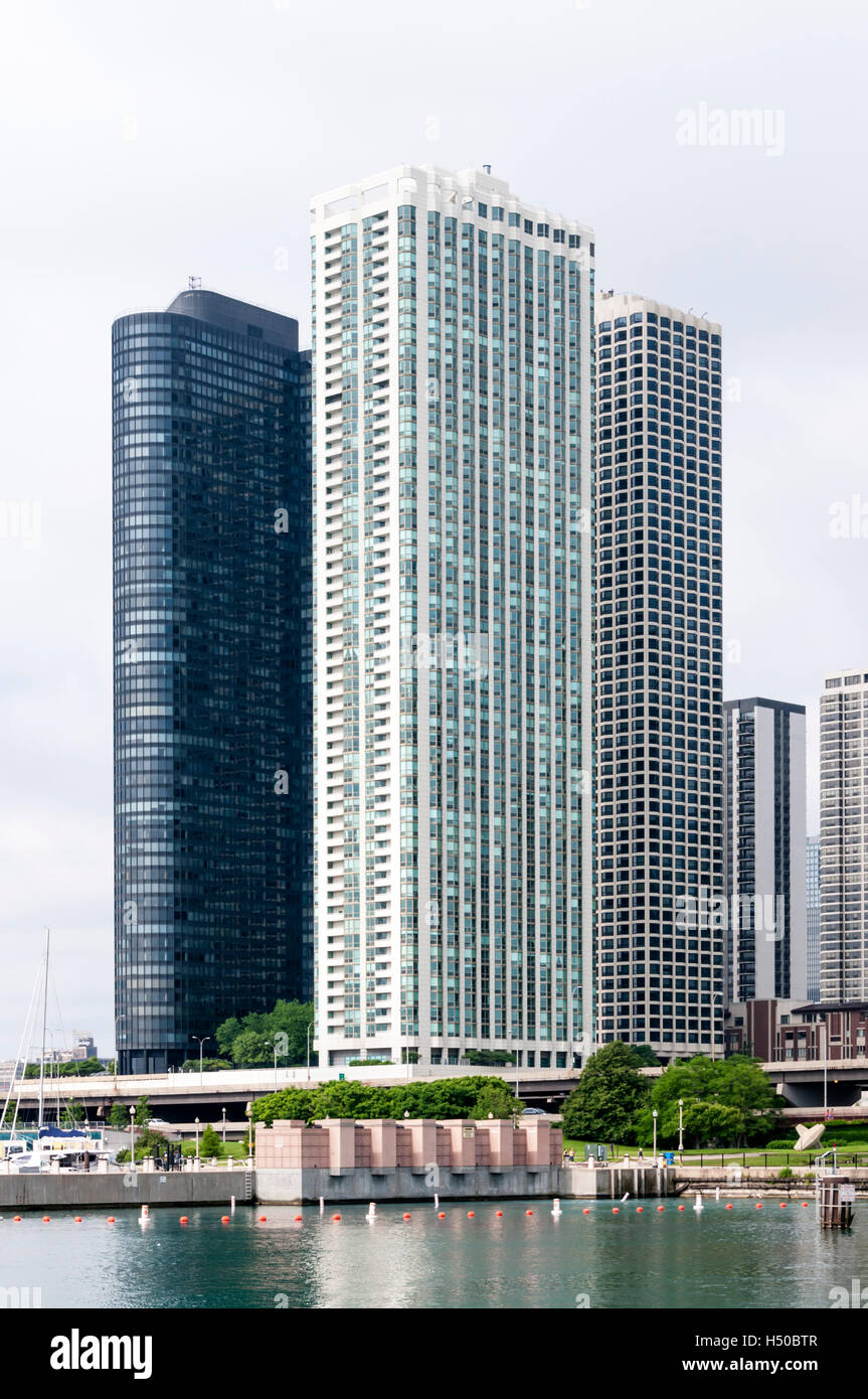 Chicago ParkShore edificio in primo piano con Harbour Point a sinistra e a nord del porto e torre a destra. Foto Stock