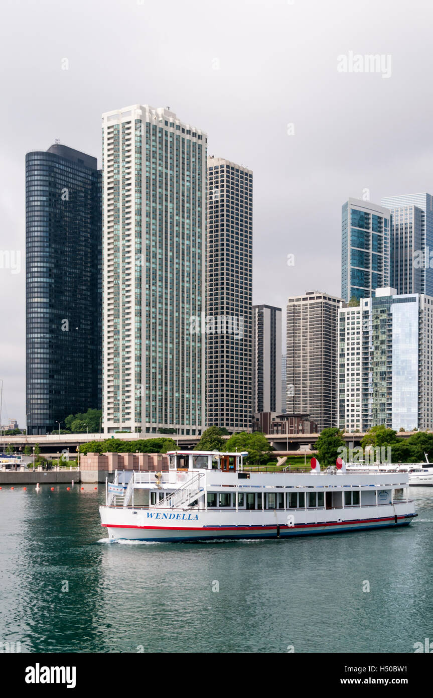 Wendella tour in barca sul fiume di Chicago con la ParkShore condomini e Harbour Point dietro. Foto Stock