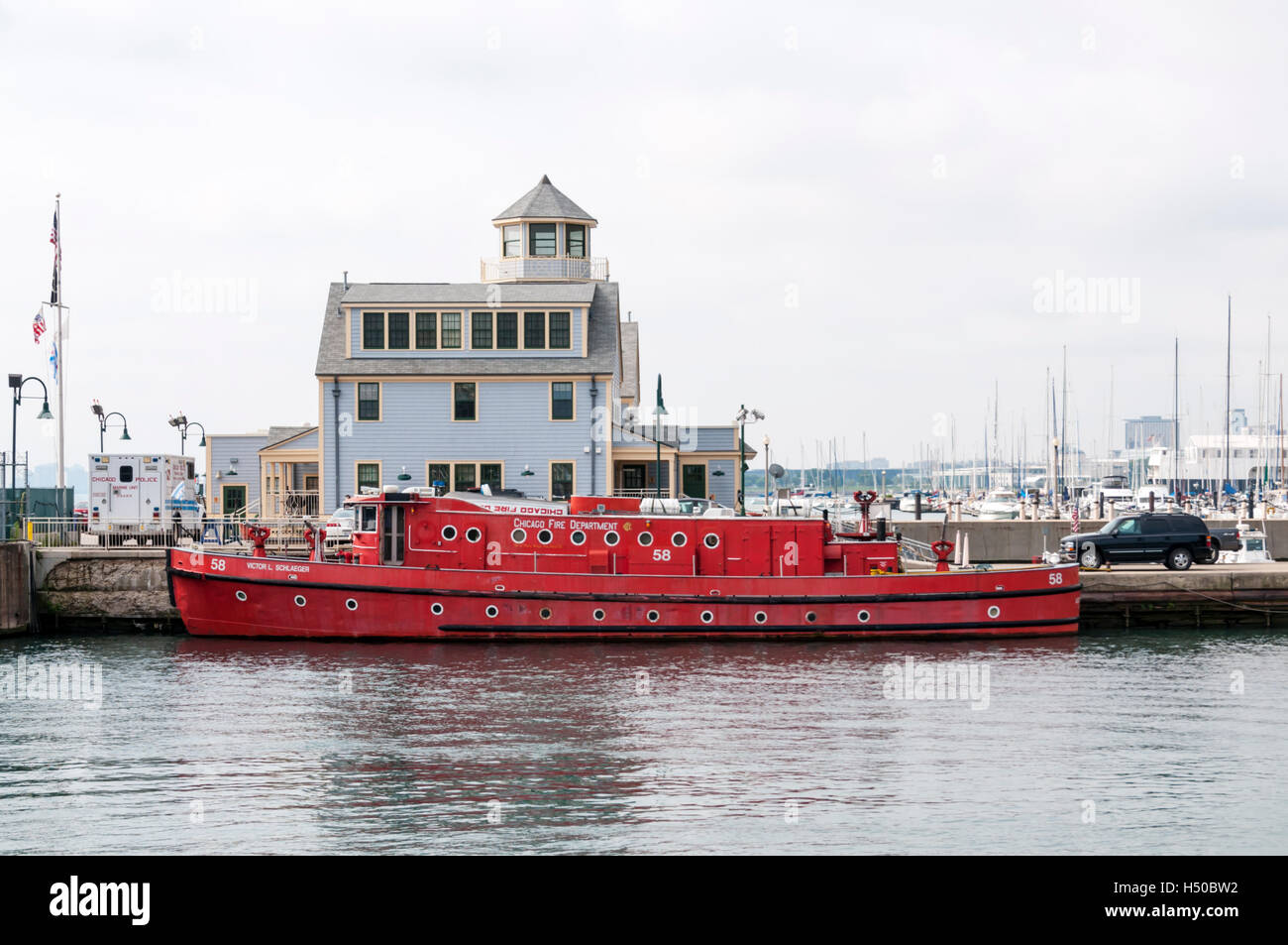 Il Victor L. Schlaeger fireboat, smantellata dal 2010, ormeggiata presso il Chicago Fire Department sul Fiume di Chicago. Foto Stock