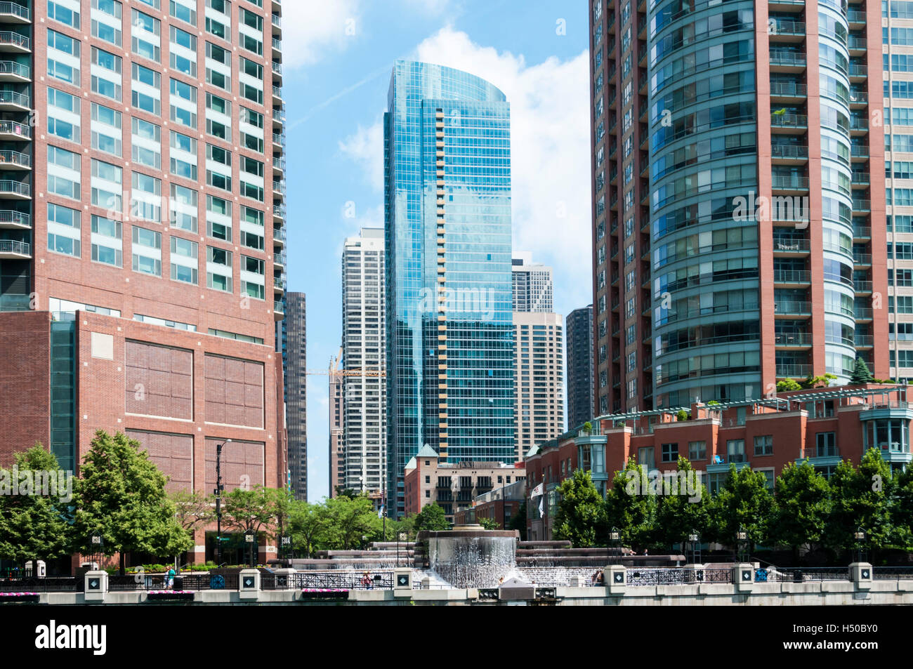 Vista parco condomini si vede attraverso la Nicholas J Melas Centennial Fontana del fiume Chicago. Foto Stock