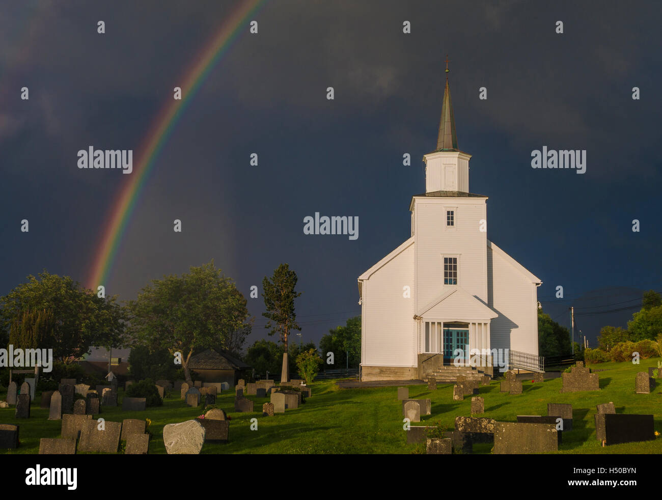 Un arcobaleno al di sopra di una chiesa Foto Stock