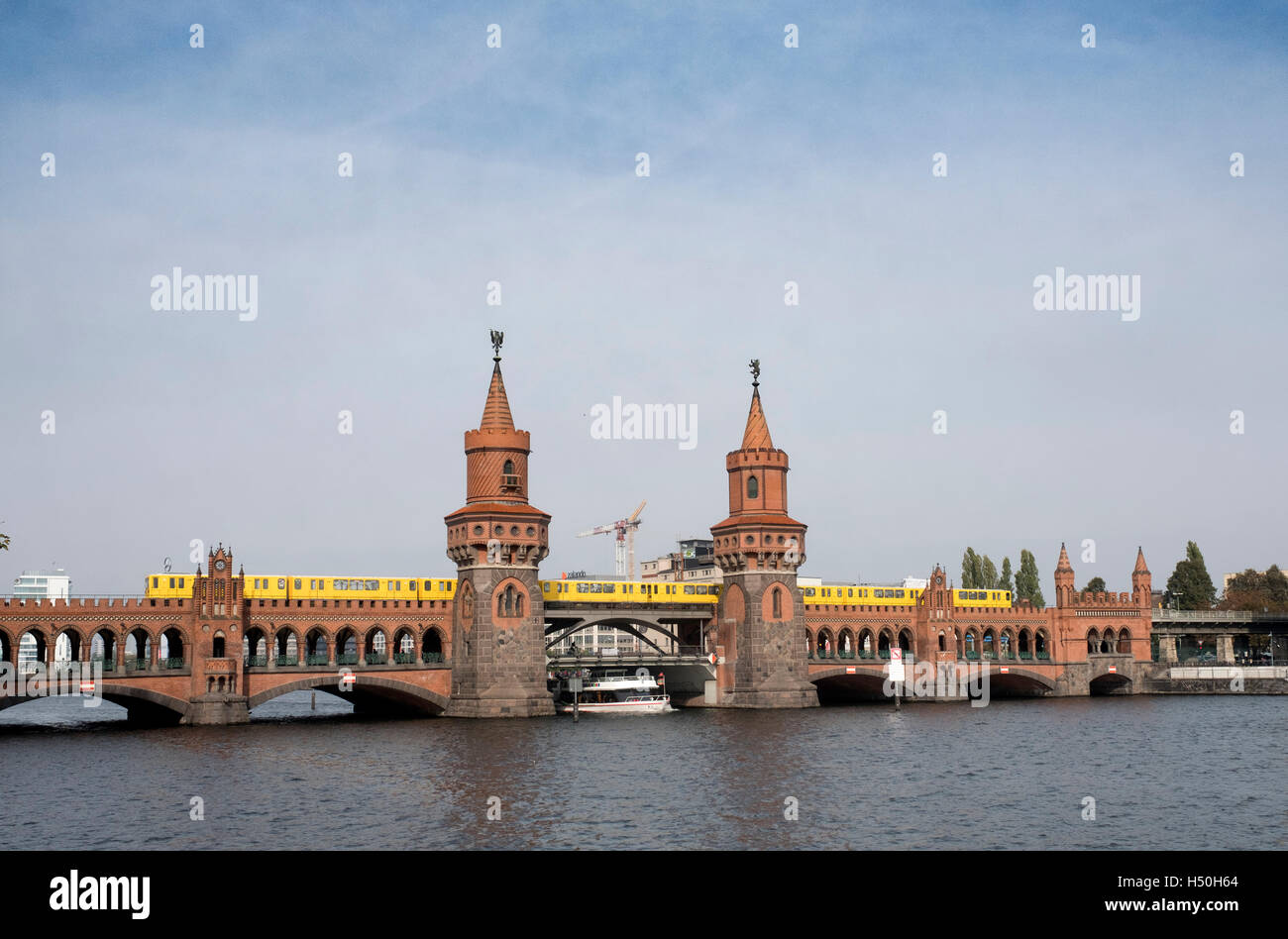 Oberbaum ponte sul fiume Sprea a Berlino Germania Foto Stock