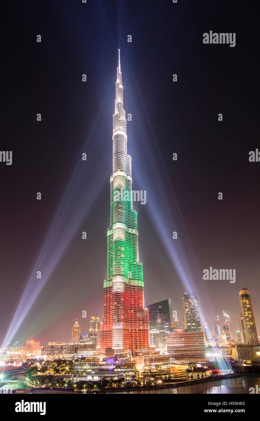 Vista serale di Burj Khalifa grattacielo illuminato con bandiera nazionale dei colori in Dubai Emirati Arabi Uniti Foto Stock