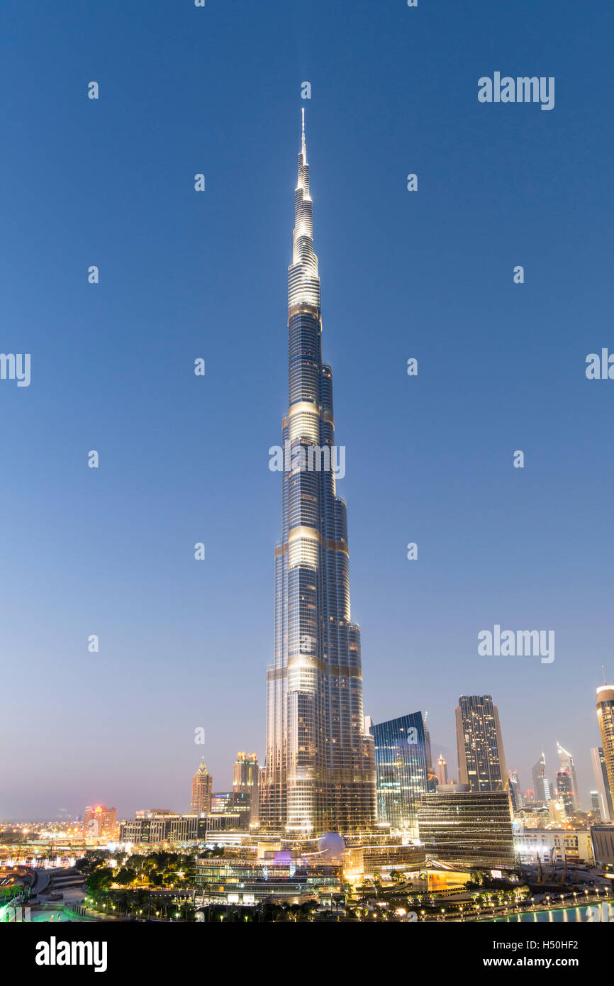 Vista serale di Burj Khalifa grattacielo in Dubai Emirati Arabi Uniti Foto Stock