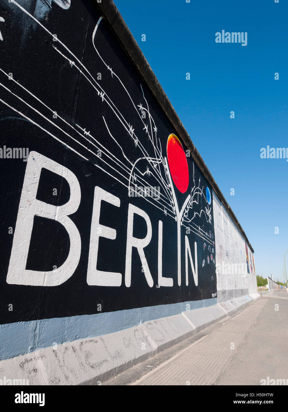 Arte di strada sulla parete a East Side Gallery a ex muro di Berlino in / Friedrichshain Kreuzberg Berlino Germania Foto Stock