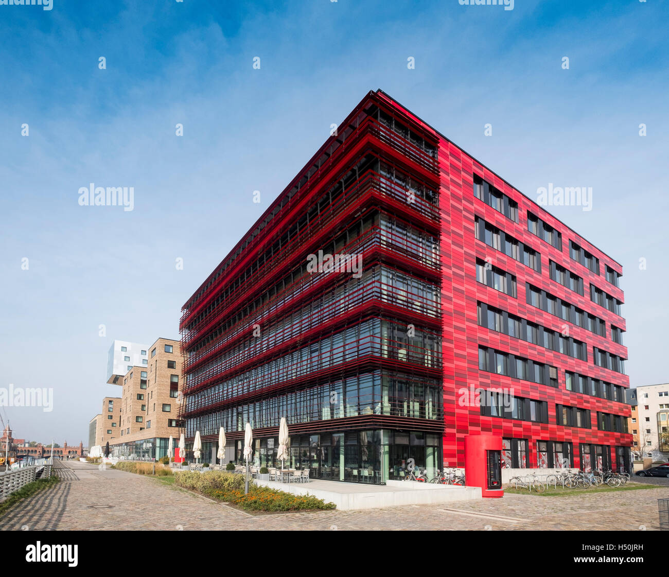Sede della Coca Cola Company su Osthafen , Mediaspree,Porto Est lungo il fiume Sprea a Berlino , Germania Foto Stock