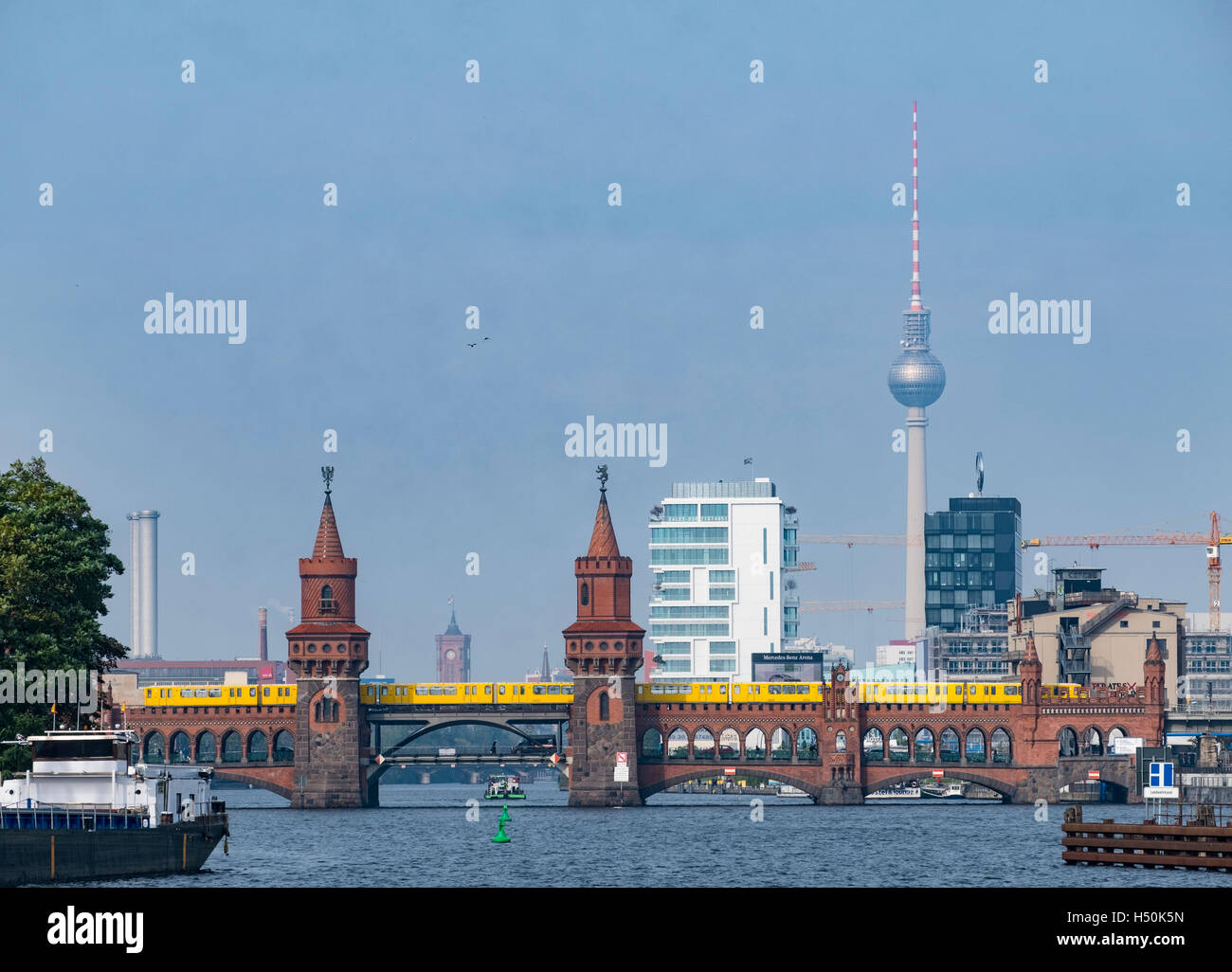 Oberbaum ponte sul fiume Sprea e sullo skyline di Berlino Germania Foto Stock