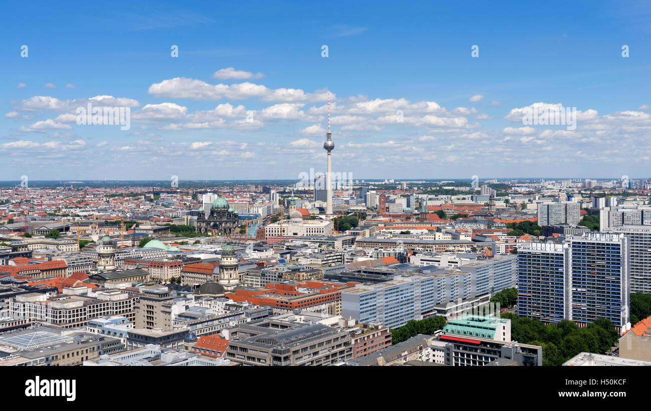 Skyline di Berlino con la torre della TV in distanza in Germania Foto Stock