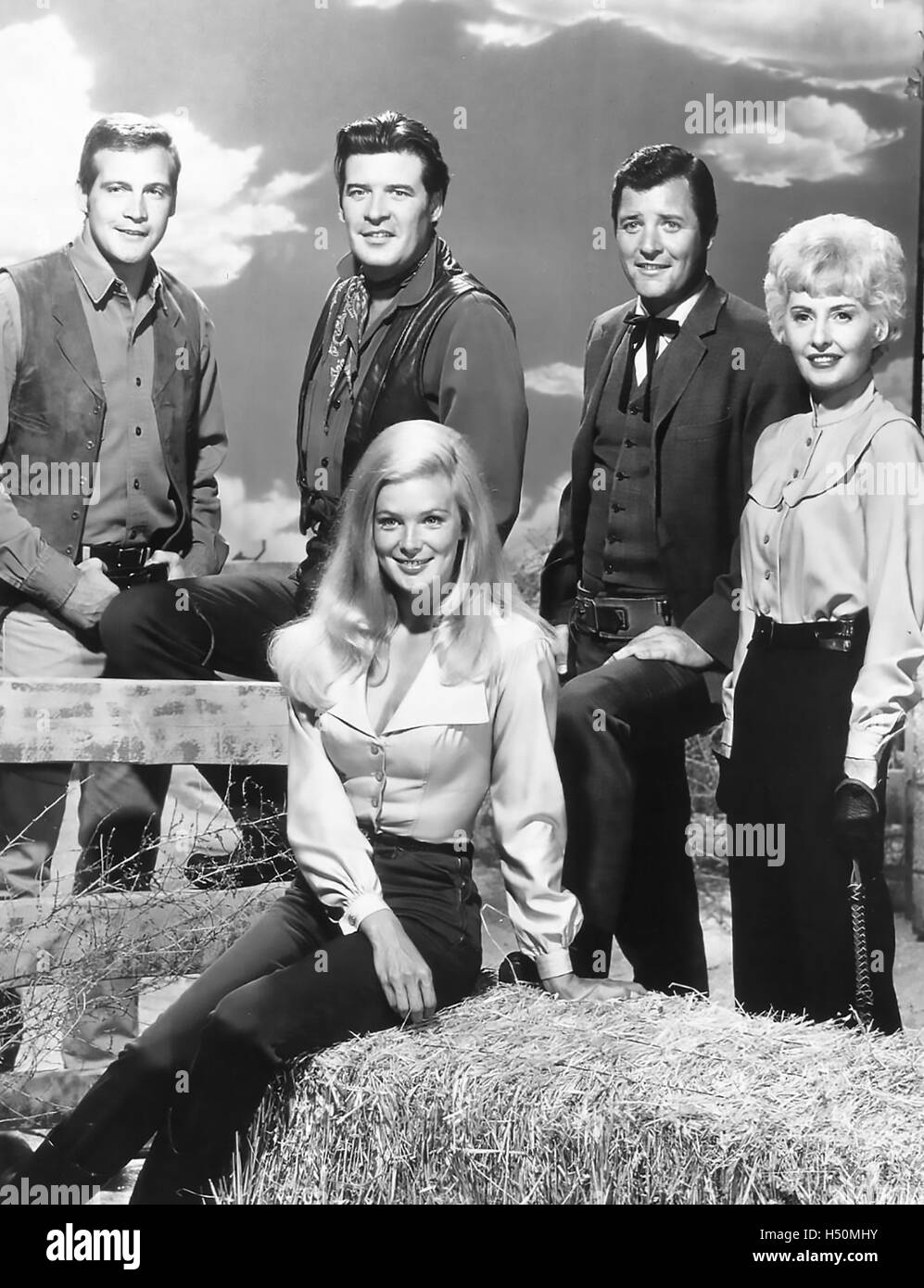 La grande valle ABC TV serie occidentali 1965-1969. Il 1967 stagione cast da sinistra Lee Majors, Peter Breck, Linda Evans, Richard Long, Barbara Stanwyck Foto Stock