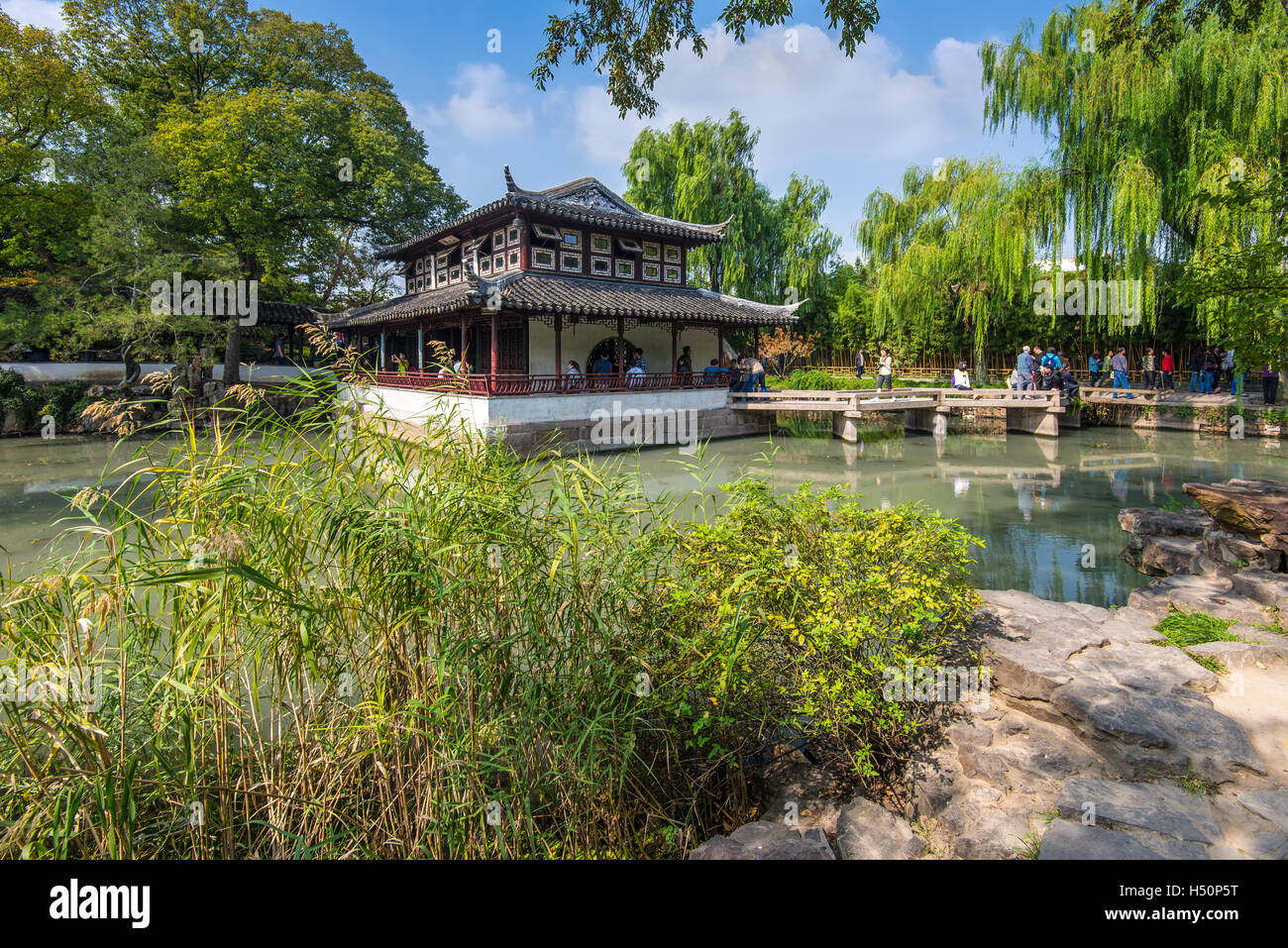 Turisti in umili dell'amministratore del giardino, un giardino Cinese di Suzhou, un sito Patrimonio Mondiale dell'UNESCO Foto Stock